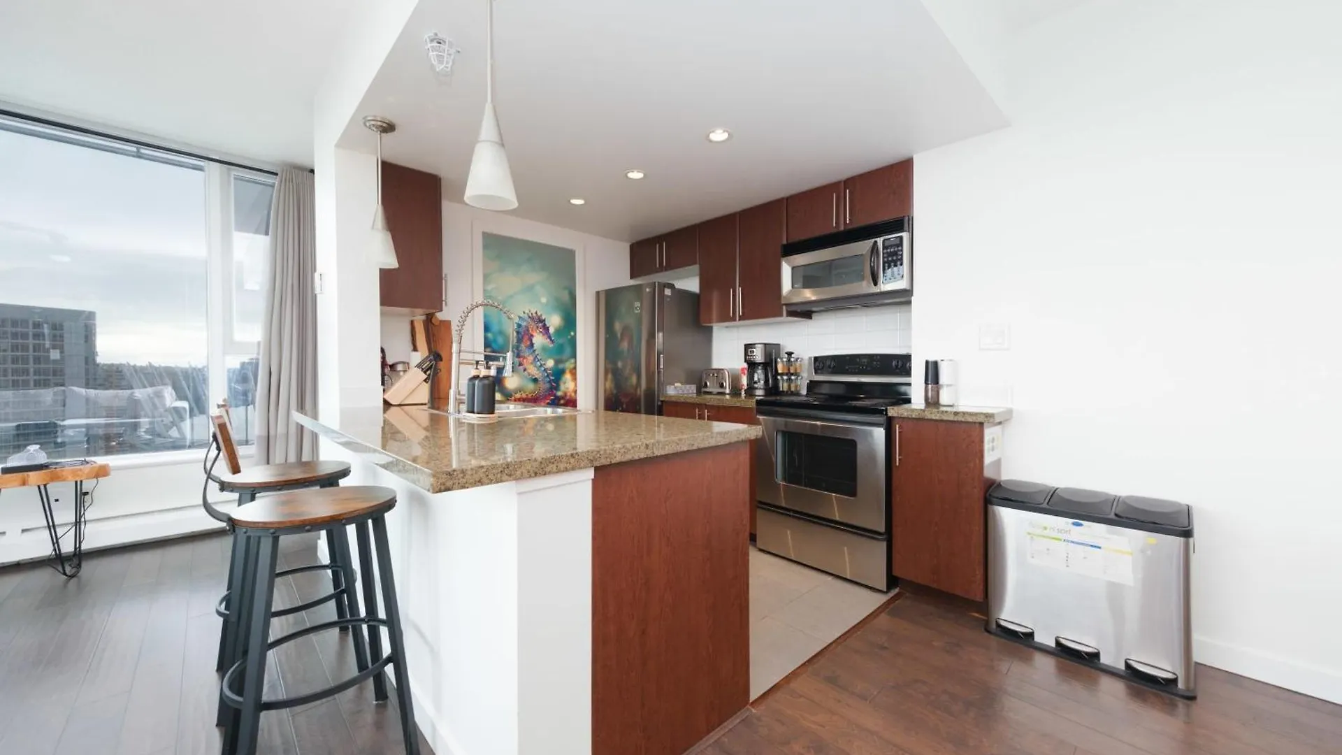 Sub-Penthouse Apartment With Pool Jacuzzi & Sauna Vancouver