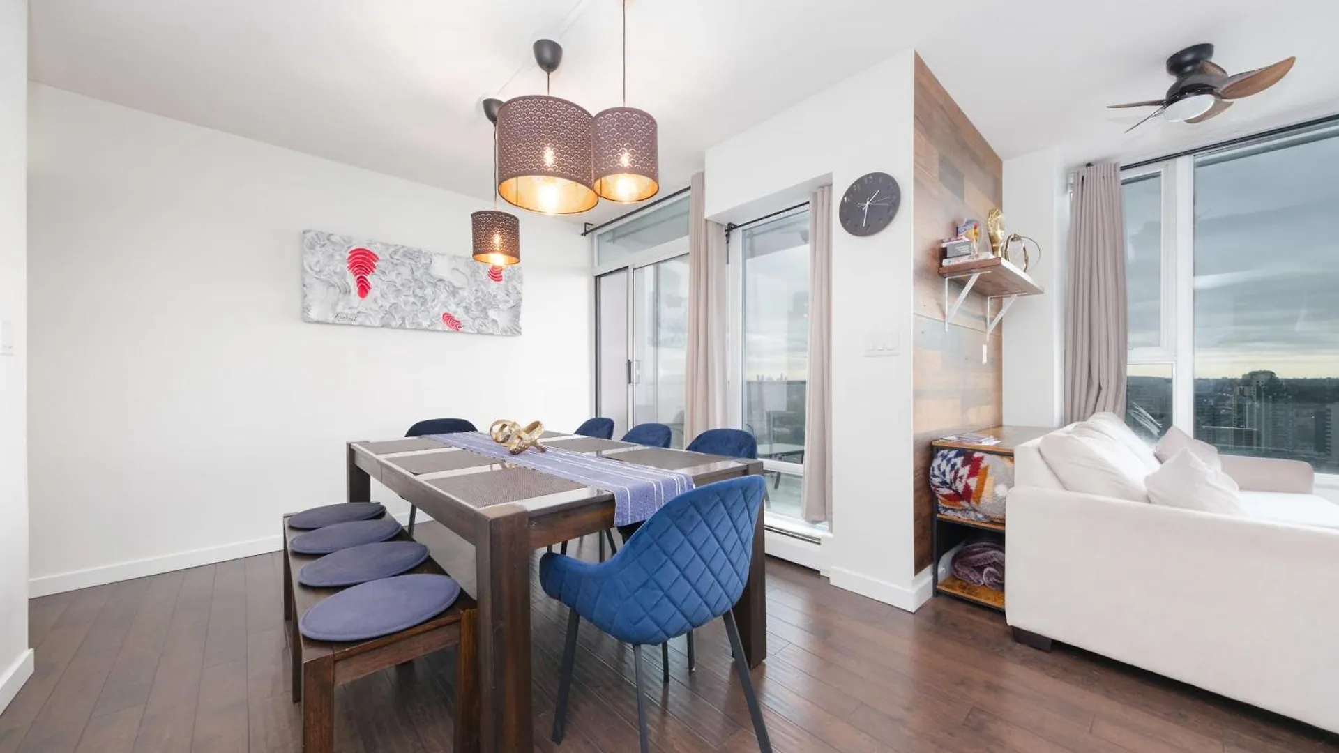 Sub-Penthouse Apartment With Pool Jacuzzi & Sauna Vancouver