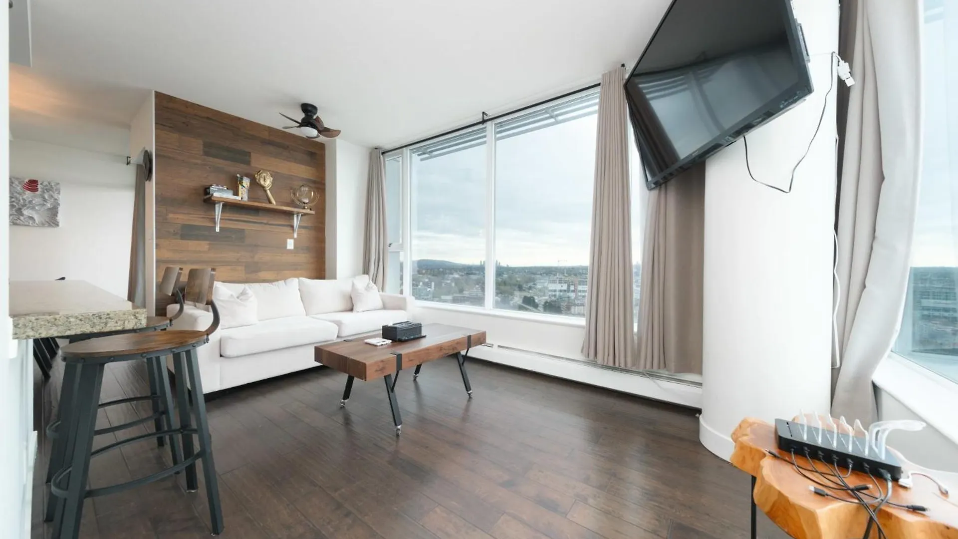 Sub-Penthouse Apartment With Pool Jacuzzi & Sauna Vancouver Canada