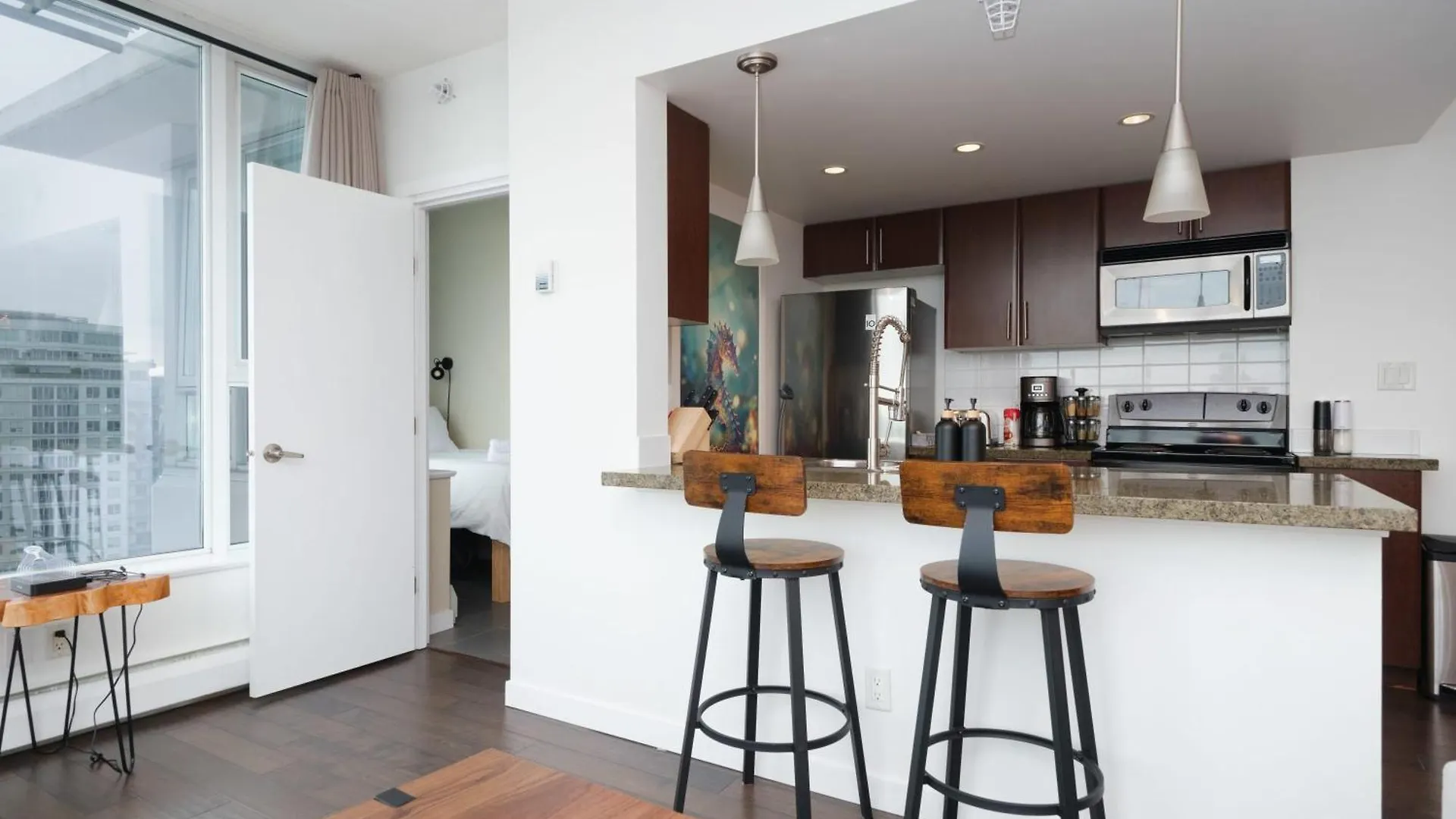 Sub-Penthouse Apartment With Pool Jacuzzi & Sauna Vancouver Canada