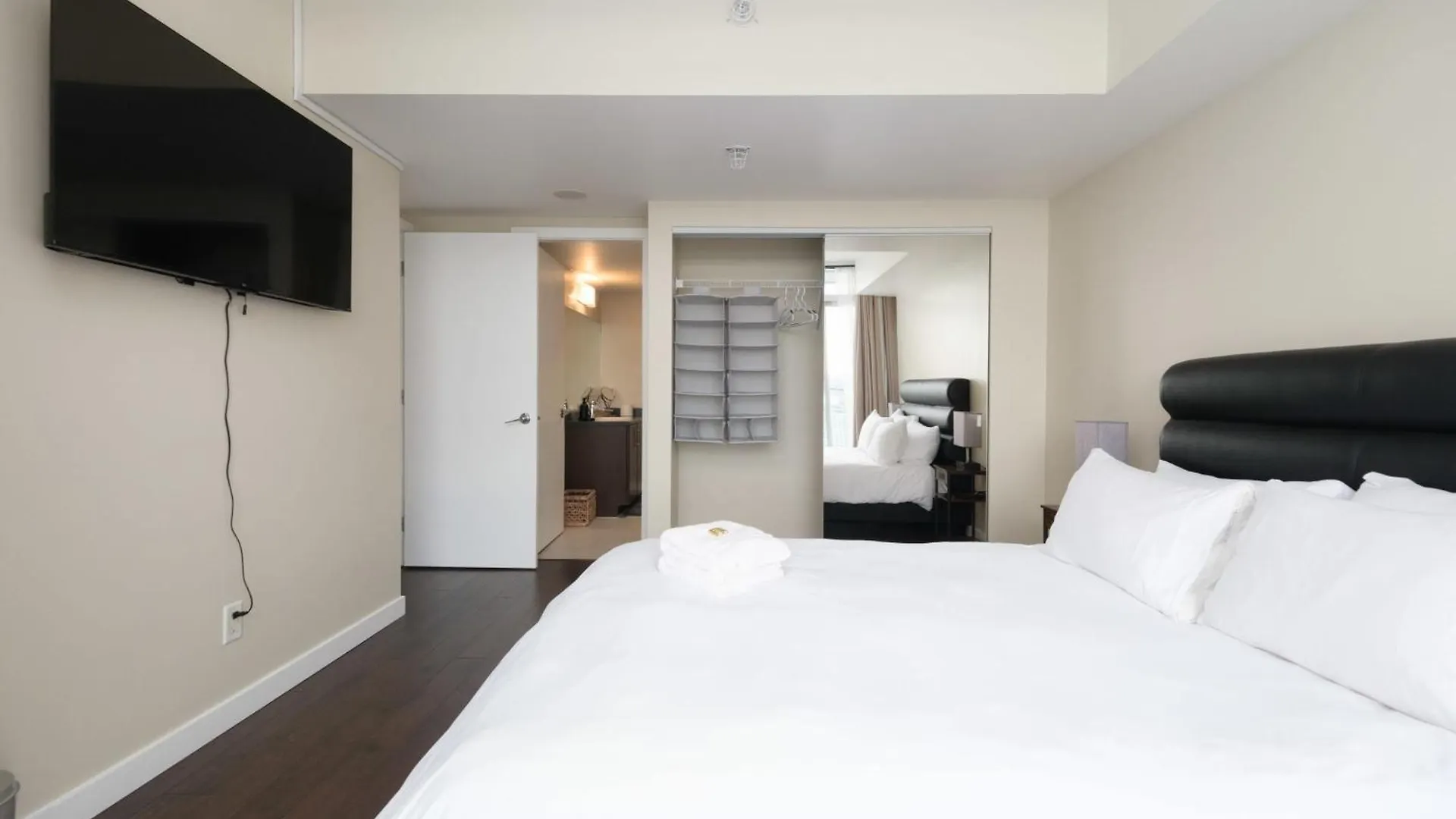 Sub-Penthouse Apartment With Pool Jacuzzi & Sauna Vancouver