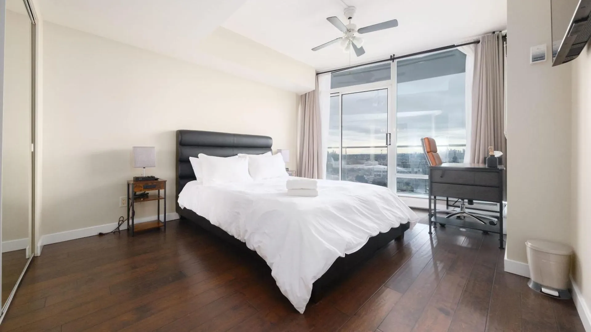 Sub-Penthouse Apartment With Pool Jacuzzi & Sauna Vancouver 0*,  Canada