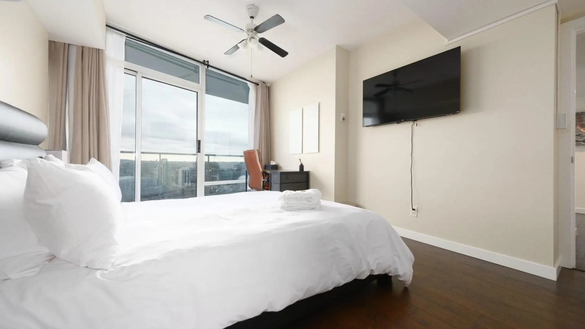 Sub-Penthouse Apartment With Pool Jacuzzi & Sauna Vancouver Canada