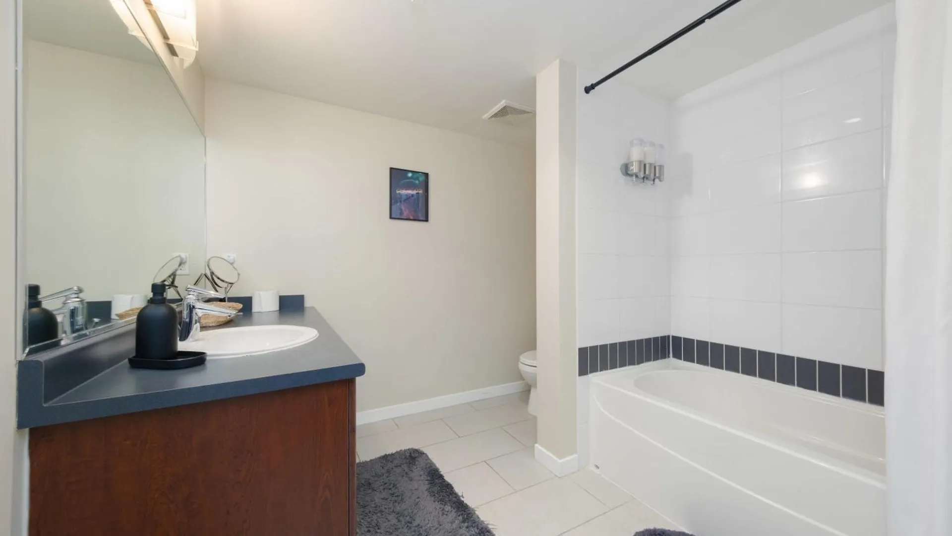 Sub-Penthouse Apartment With Pool Jacuzzi & Sauna Vancouver