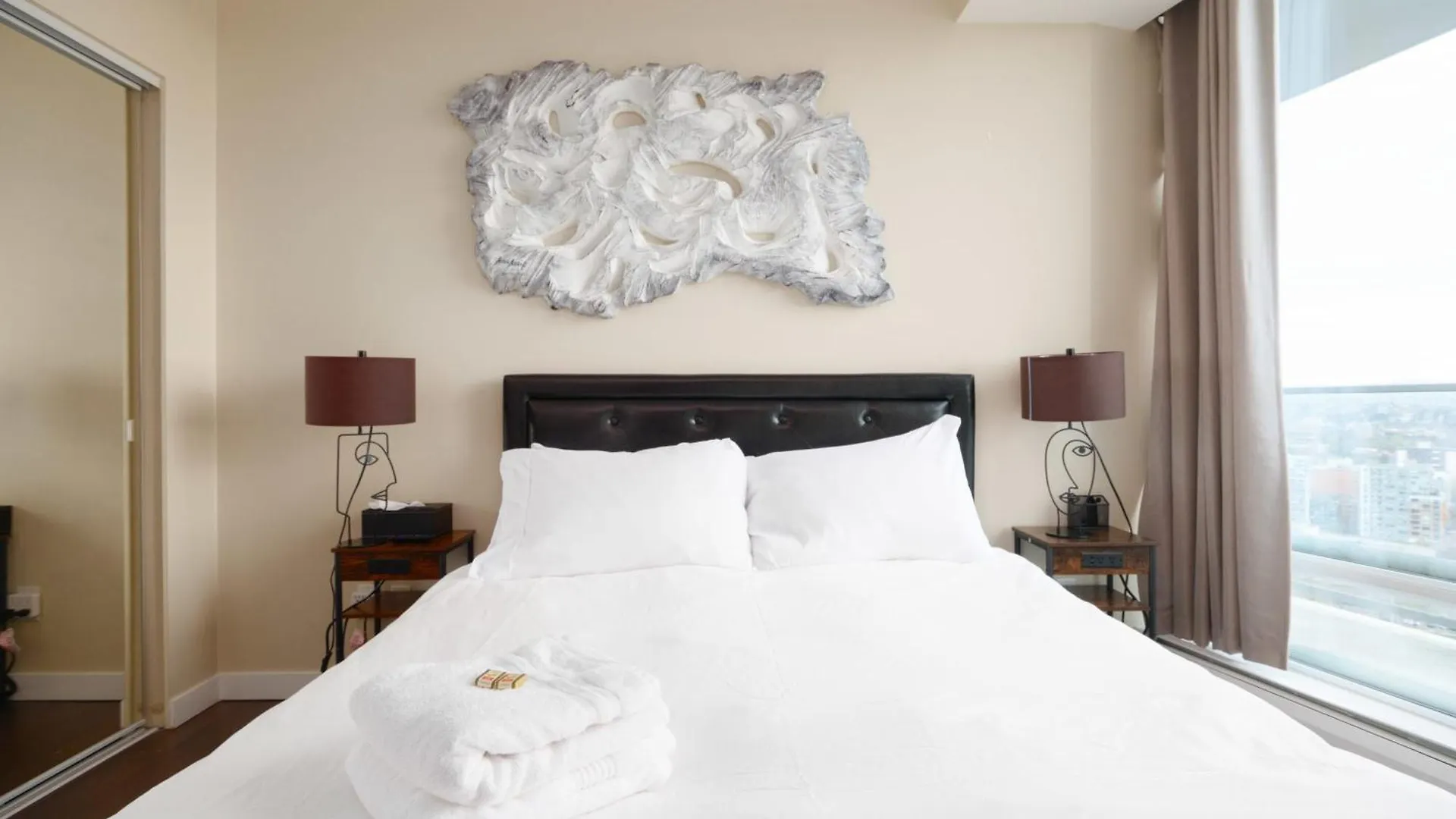 Sub-Penthouse Apartment With Pool Jacuzzi & Sauna Vancouver