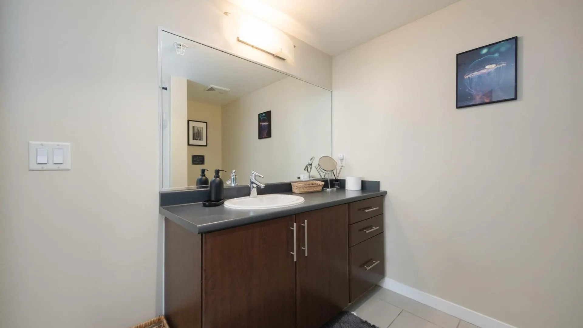 Sub-Penthouse Apartment With Pool Jacuzzi & Sauna Vancouver