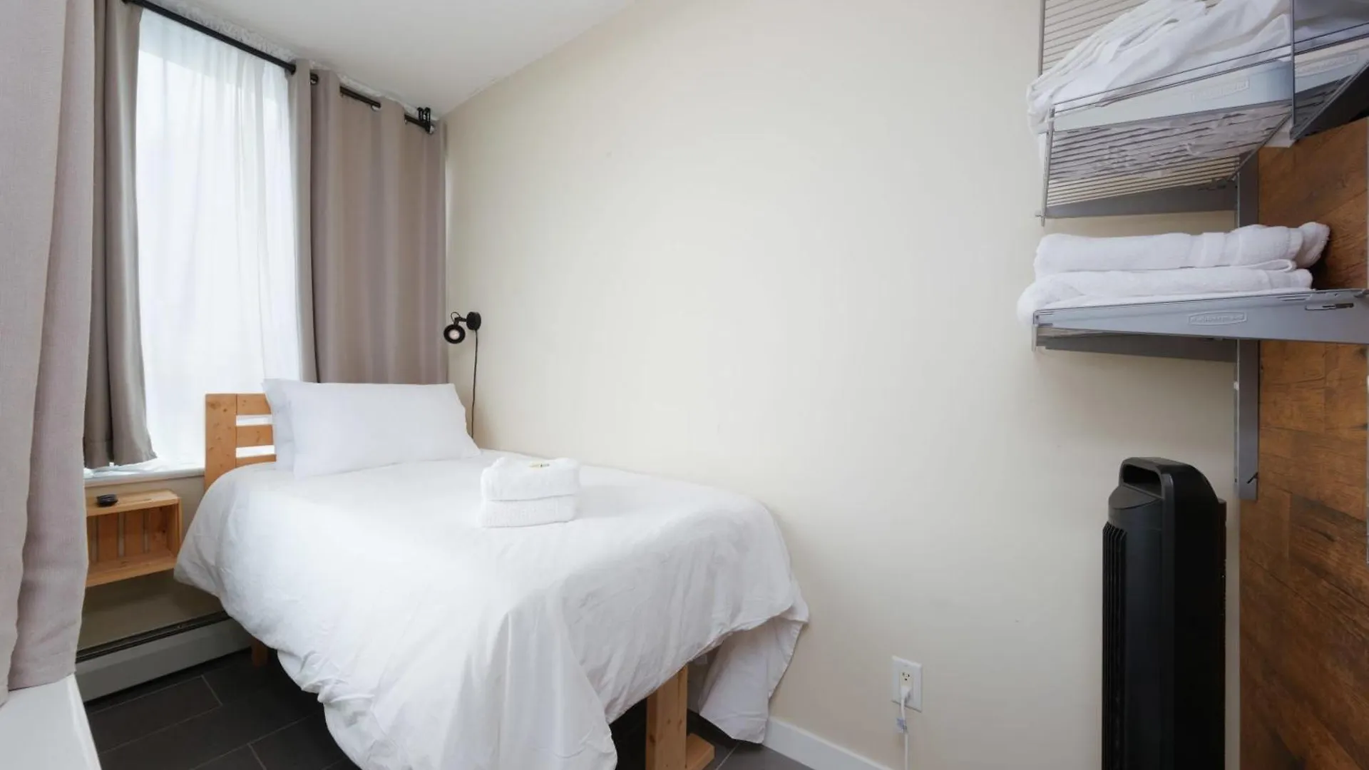 Sub-Penthouse Apartment With Pool Jacuzzi & Sauna Vancouver Canada