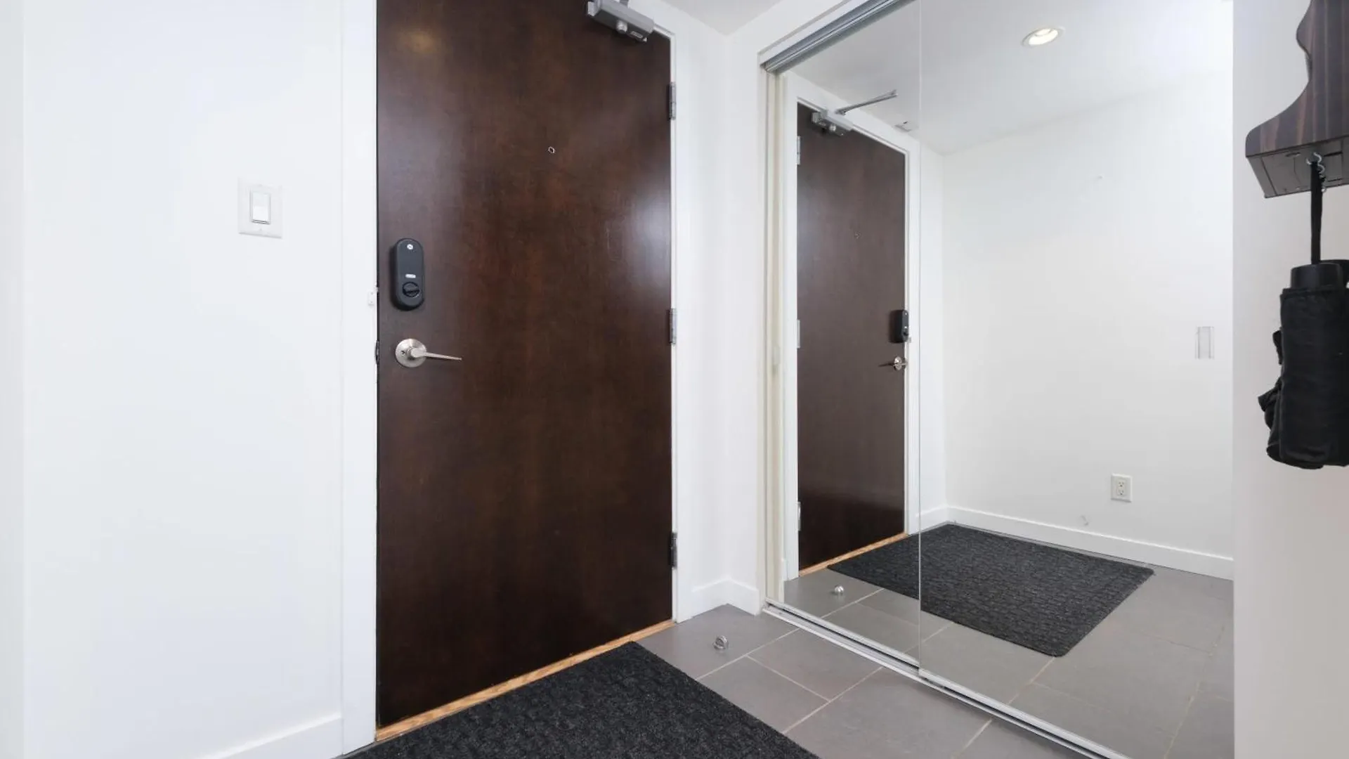 Sub-Penthouse Apartment With Pool Jacuzzi & Sauna Vancouver