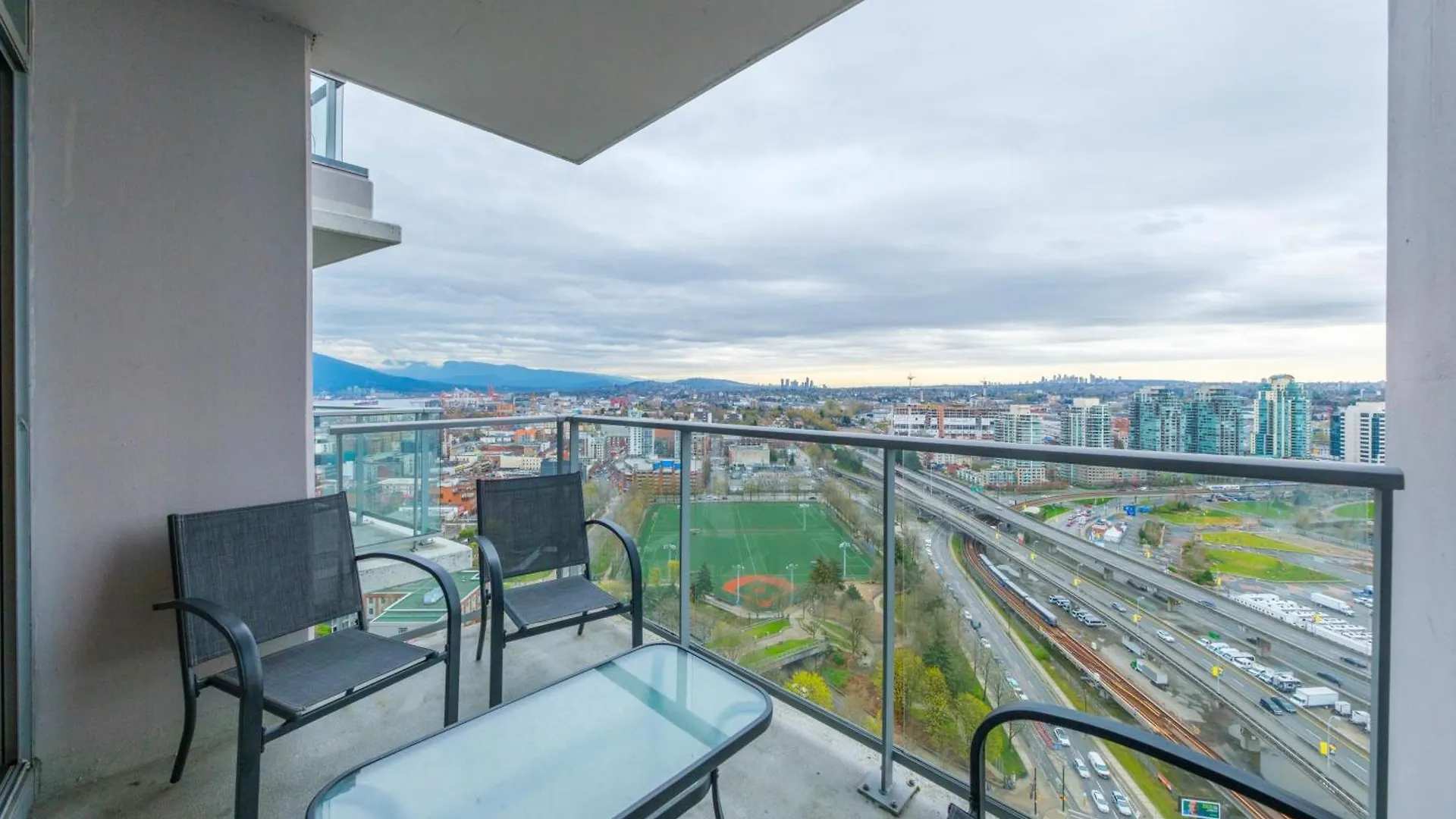 Sub-Penthouse Apartment With Pool Jacuzzi & Sauna Vancouver