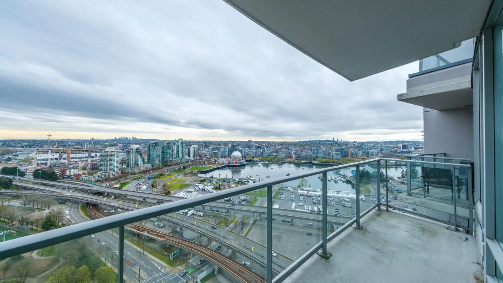 Sub-Penthouse Apartment With Pool Jacuzzi & Sauna Vancouver