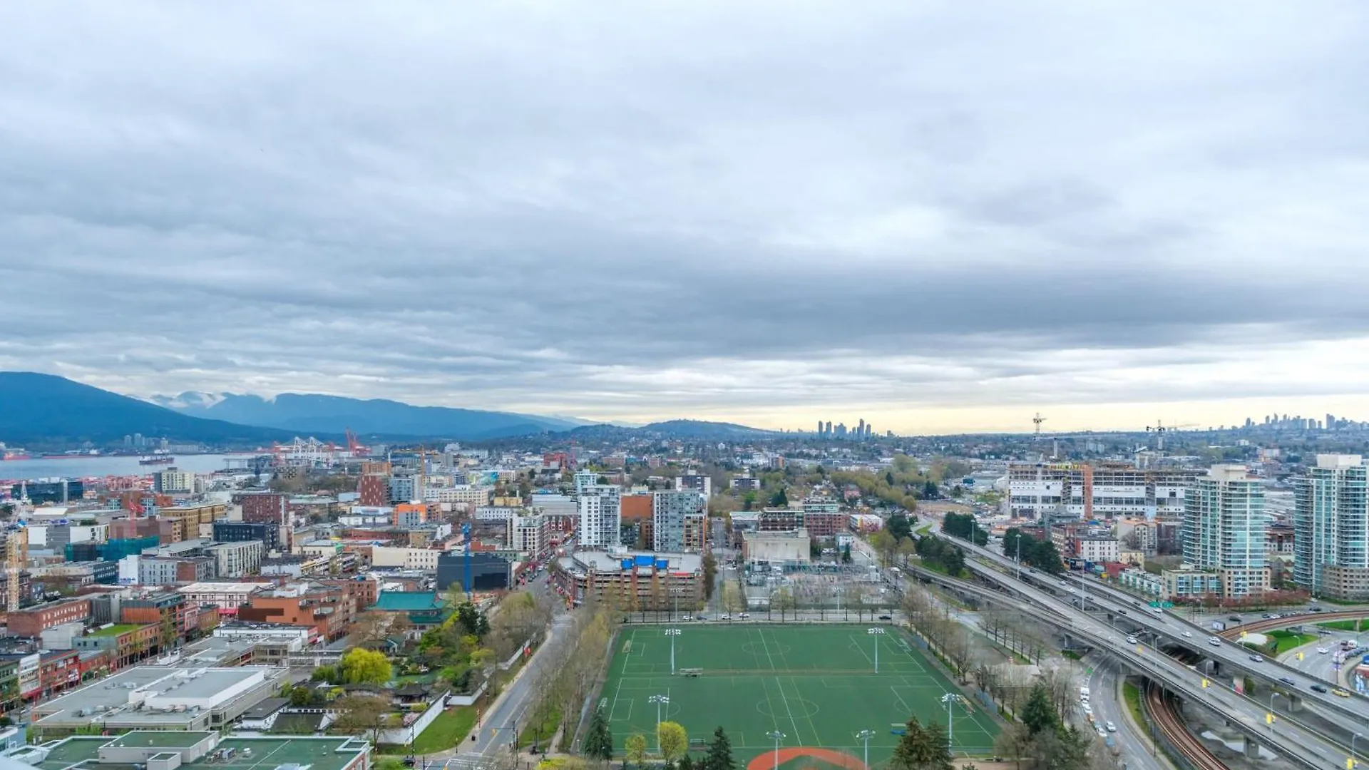Sub-Penthouse Apartment With Pool Jacuzzi & Sauna Vancouver Canada