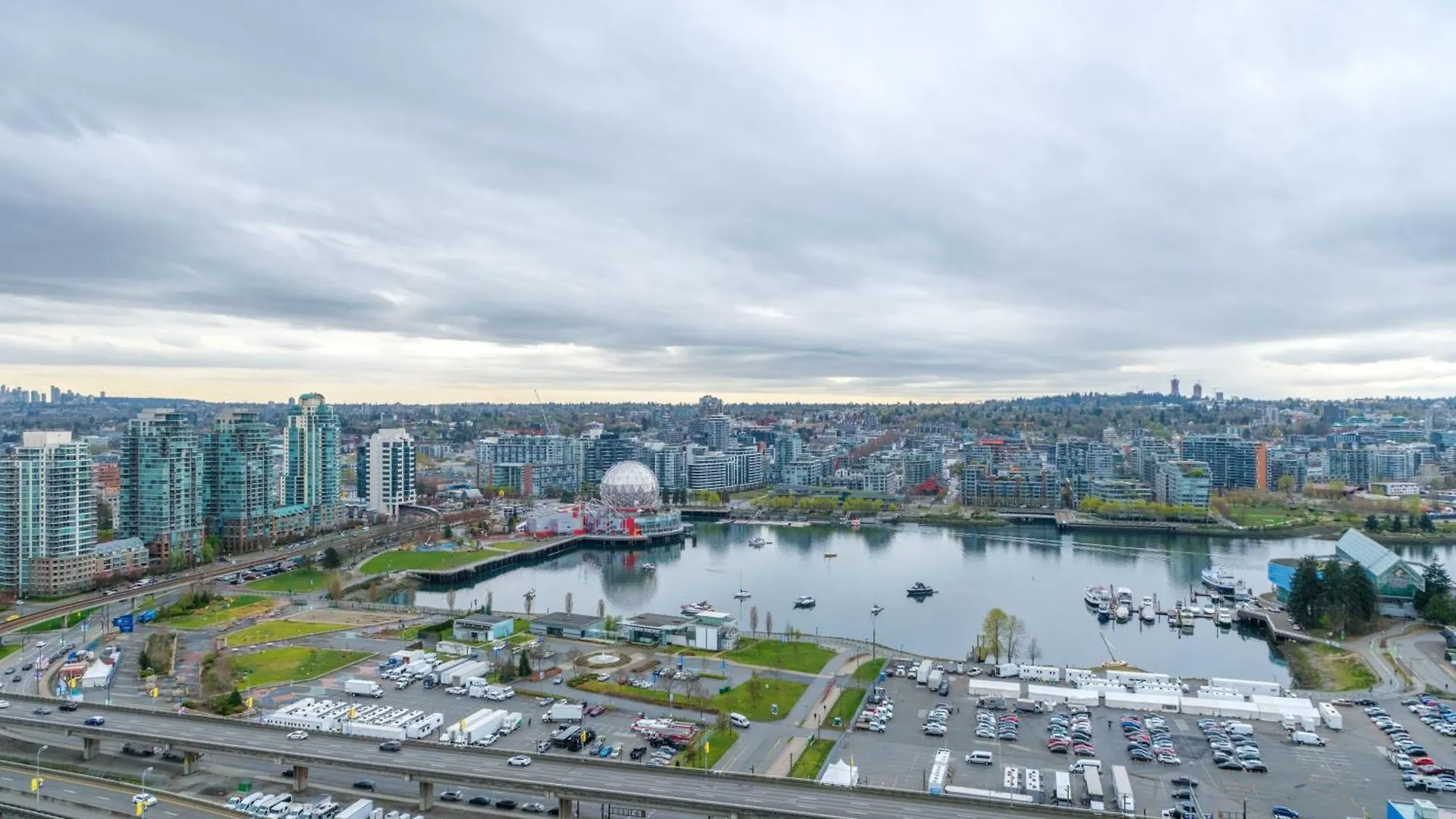 Sub-Penthouse Apartment With Pool Jacuzzi & Sauna Vancouver
